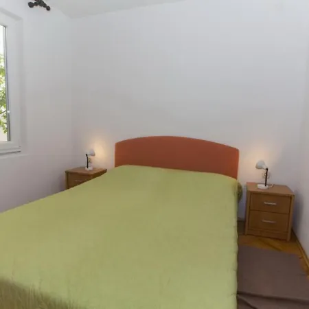 Beachfront Andrijevic 3* Brist
